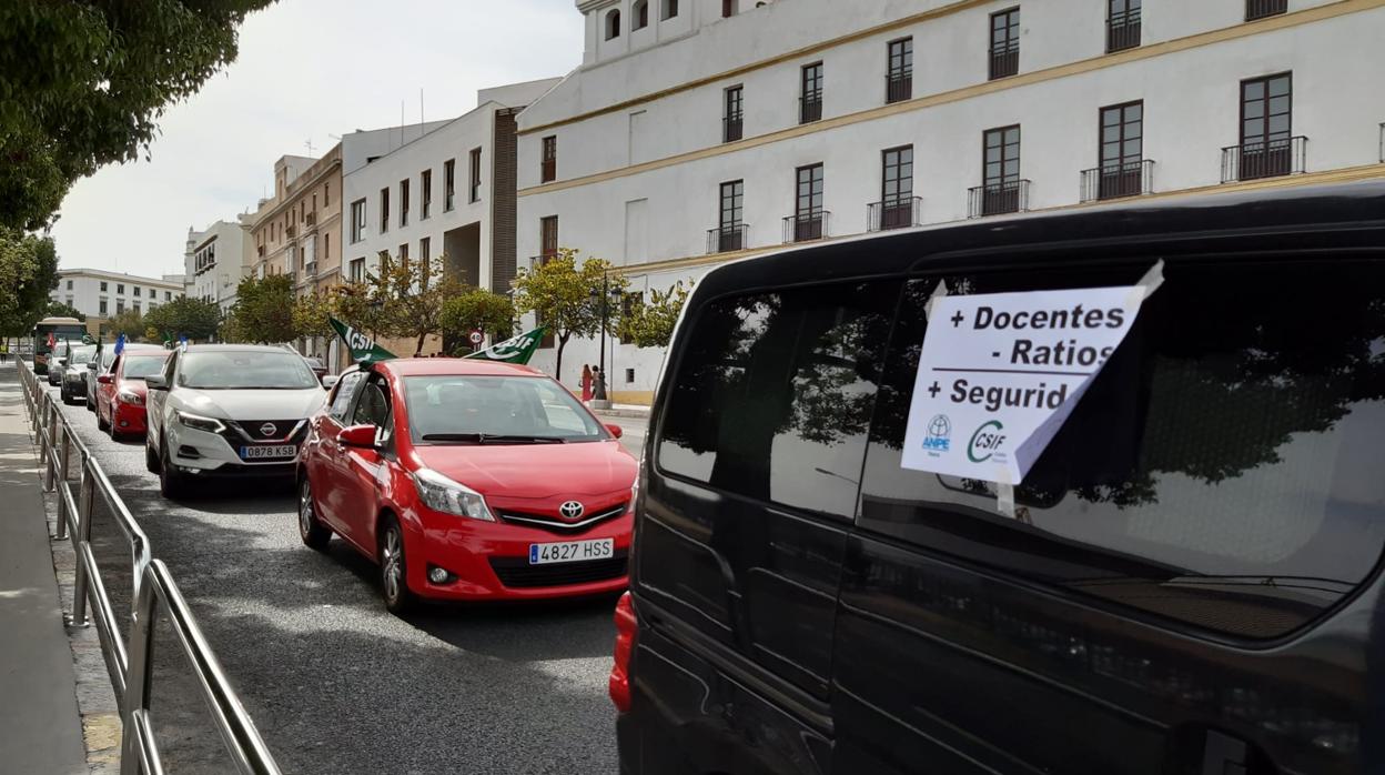 Caravana de coches en Cádiz para exigir más recursos en Educación para un curso escolar seguro