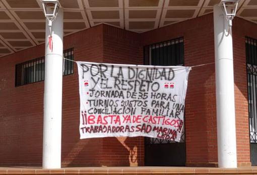 Pancarta reivindicativa en el Ayuntamiento de Marinaleda