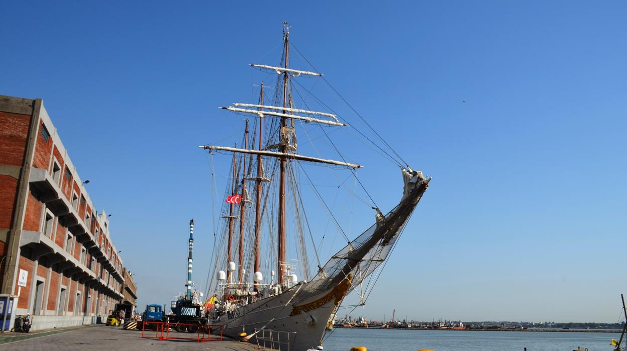 Llega a Uruguay desde Cádiz el buque escuela Juan Sebastián de Elcano