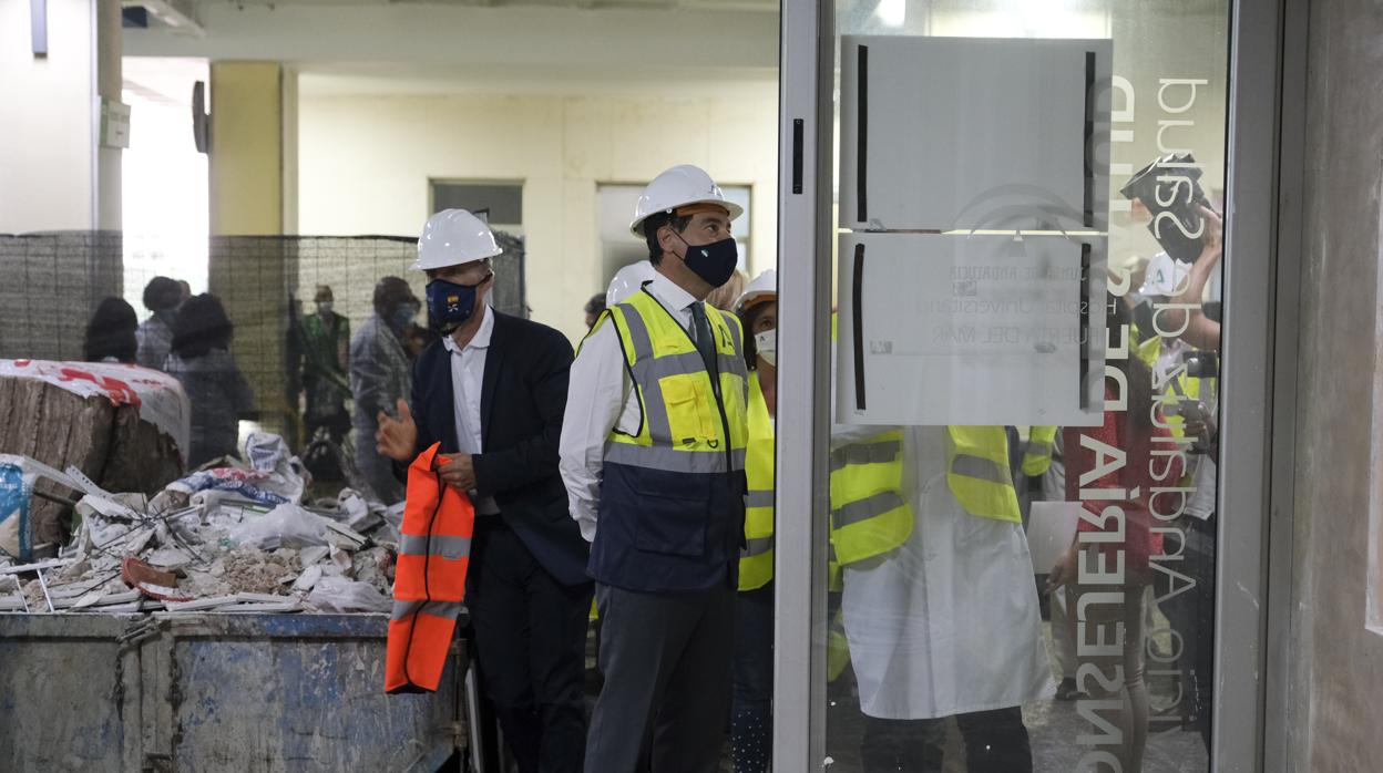 El presidente de la Junta, Juanma Moreno, de visita en el Hospital Puerta del Mar.