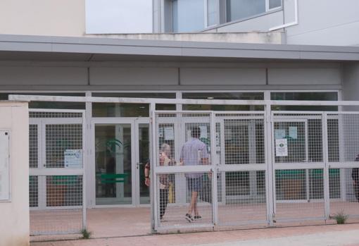 Una anciana accede acompañada a un centro de salud de Cádiz capital.