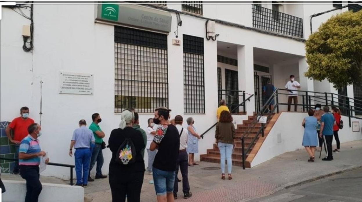 Colas en un centro de salud de Chiclana.