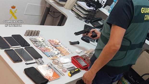La Guardia Civil interviene en tres puntos de venta de droga de Brenes