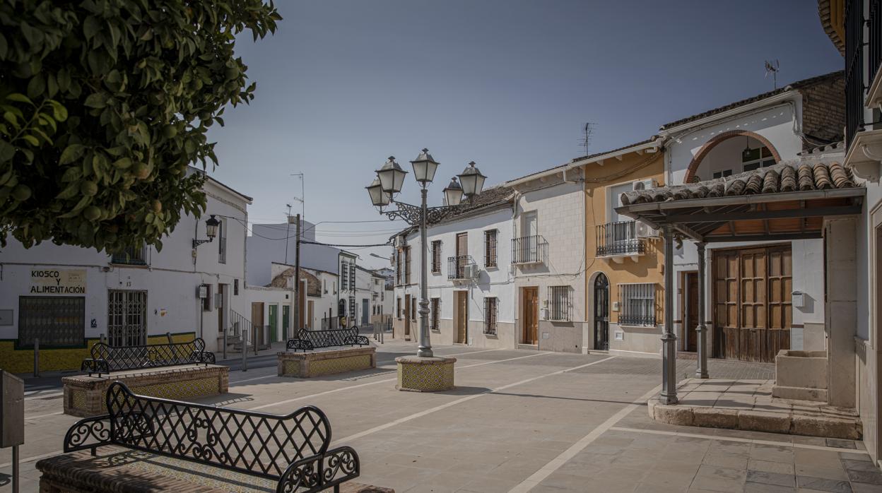 Una plaza vacía durante la segunda jornada de confinamiento en Casariche