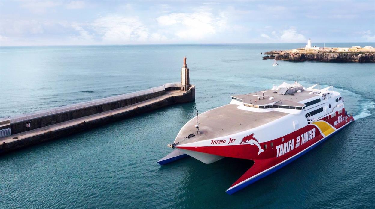 El buque 'Tarifa Jet' de FRS en aguas del Estrecho de Gibraltar.