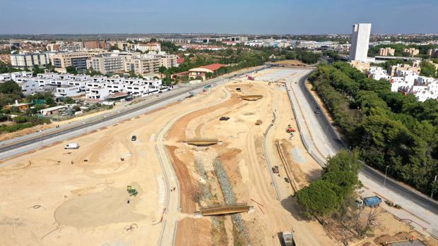 Los trabajos del Parque Central de Mairena del Aljarafe recuperan el cauce del arroyo Porzuna