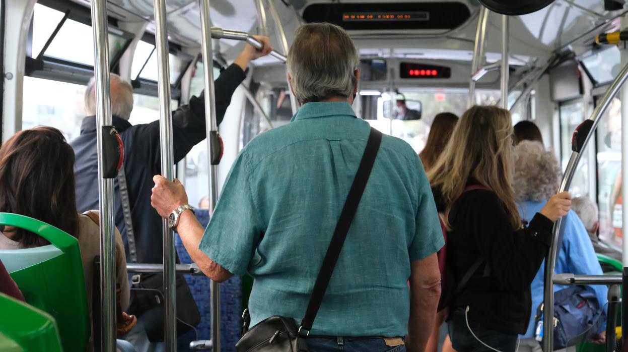 Usuarios del servicio de transportes de Cádiz capital, el lunes en un autobús de la línea 1.