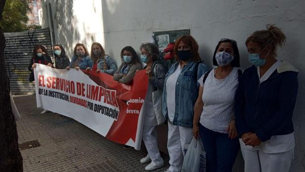 Adelante Cádiz denuncia que Diputación y Ferronol «han dejado tiradas» a las cinco limpiadoras en la puerta del colegio La Institución