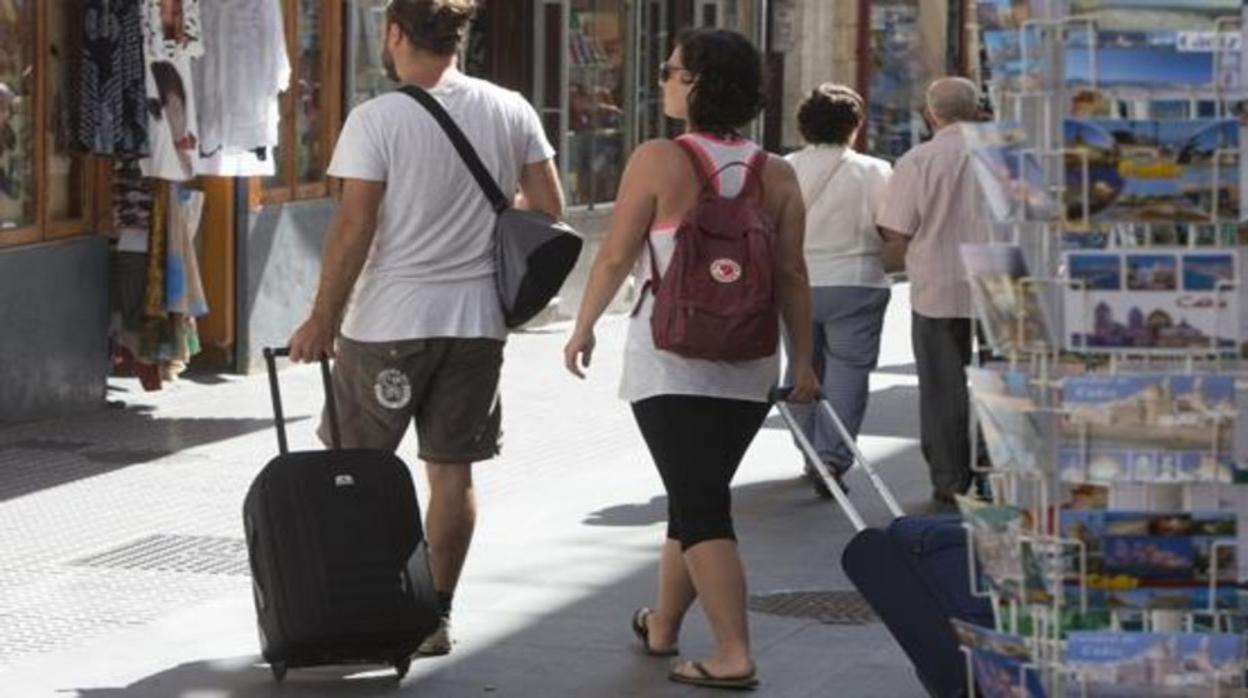 «Si hay 3000 viviendas vacías en Cádiz el problema no puede ser las 1.400 con fines turísticos»