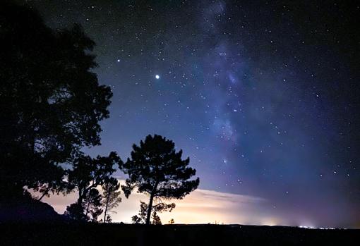 Sierra Morena bajo las estrellas en El Pedroso.