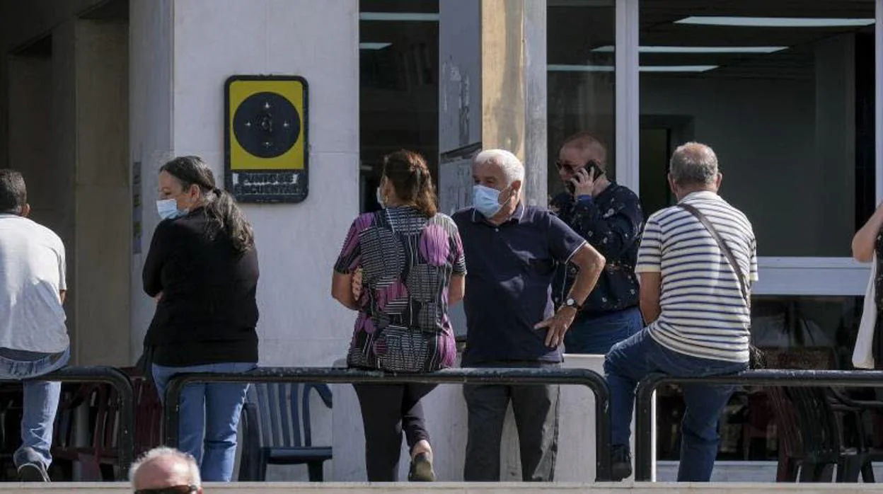 Pacientes, en la puerta del hospital de Puerta del Mar.