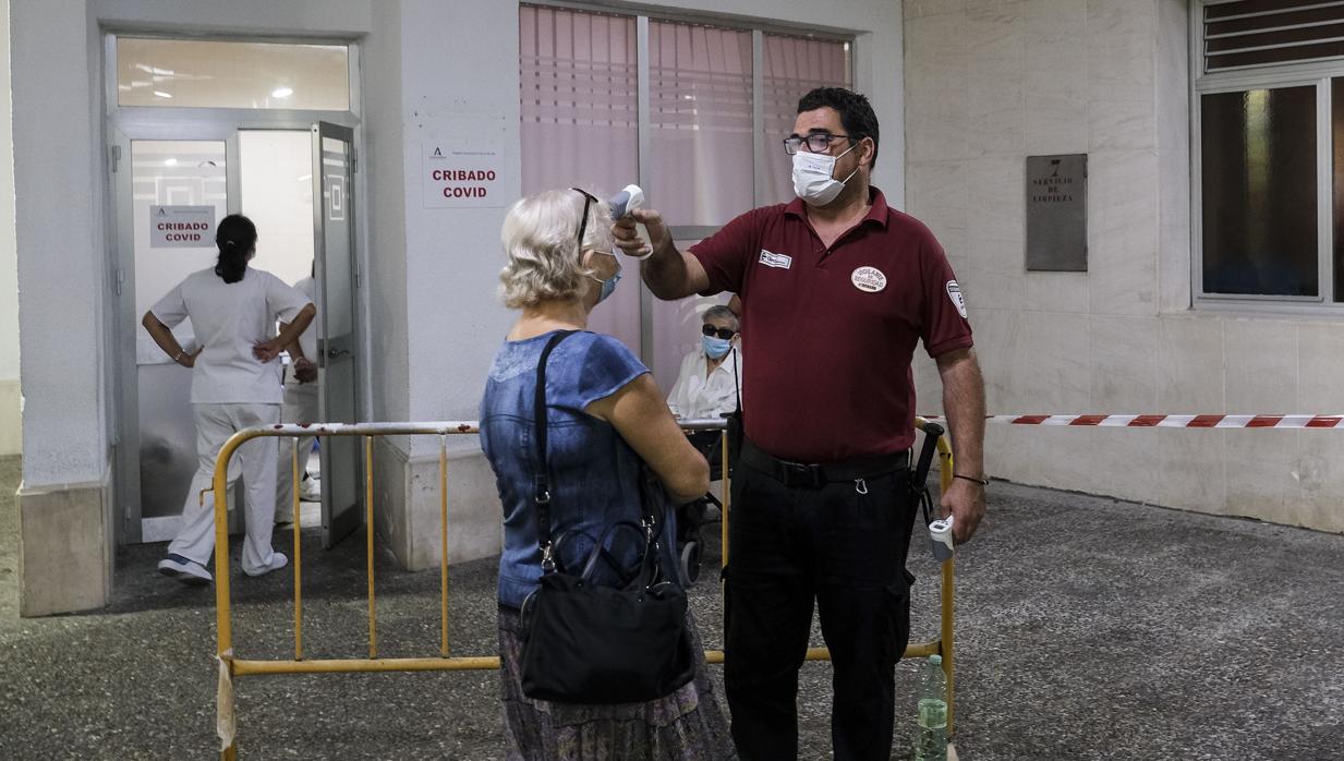 En el hospital Puerta del Mar toman la temperatura a los acompañantes de los pacientes ingresados.