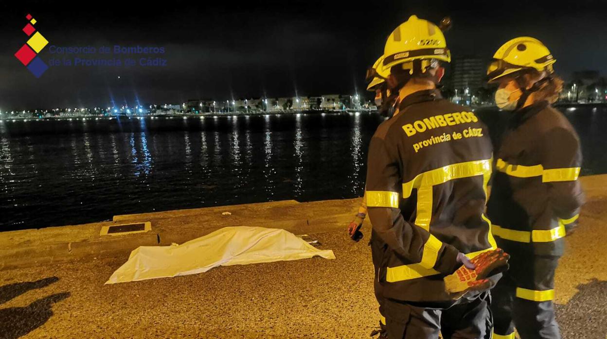 Bomberos procedieron al rescate con camilla de tijeras hasta su elevación al muelle