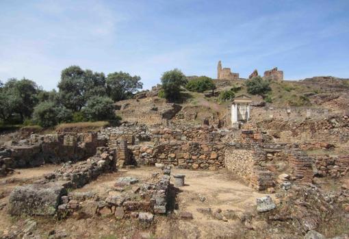 Desde la Calle de las Termas. En primer término Casa 2. Al fondo 'Aedicula' de Mercurio y Templo de Fortuna y Hércules