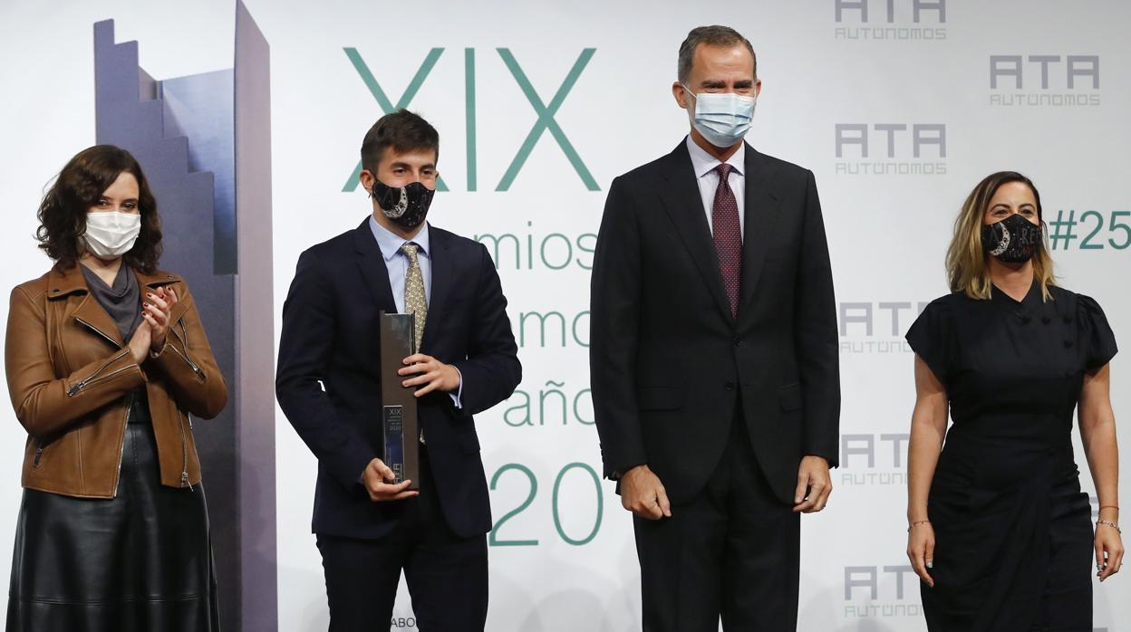 El rey Felipe VI y la presidenta de la Comunidad de Madrid, Isabel Díaz Ayuso, aplauden a los hermanos Déborah y Rafael Casillas Gordillo, promotores de Concert Music Festival, quienes recogen el Premio al Emprendedor durante la entrega de la 19ª edición de los Premios Autónomo del Año, otorgados por la Federación Nacional de Trabajadores Autónomos-ATA