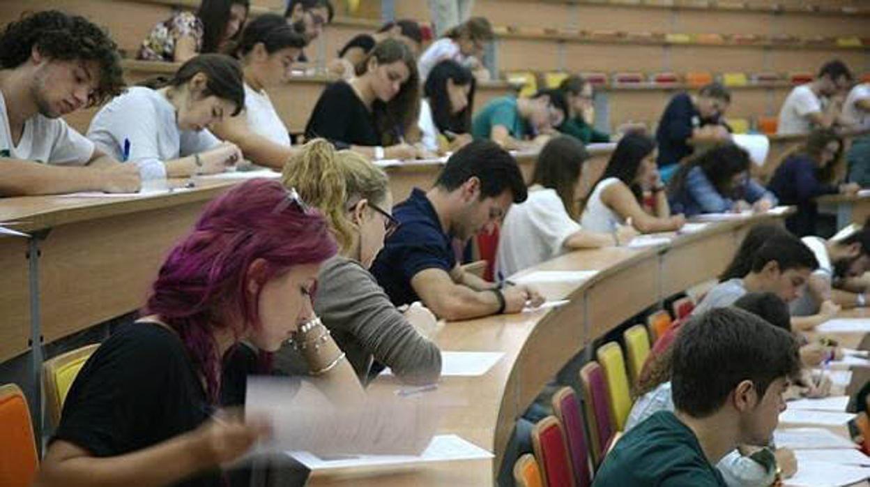 Foto de archivo de estudiantes de la UCA.