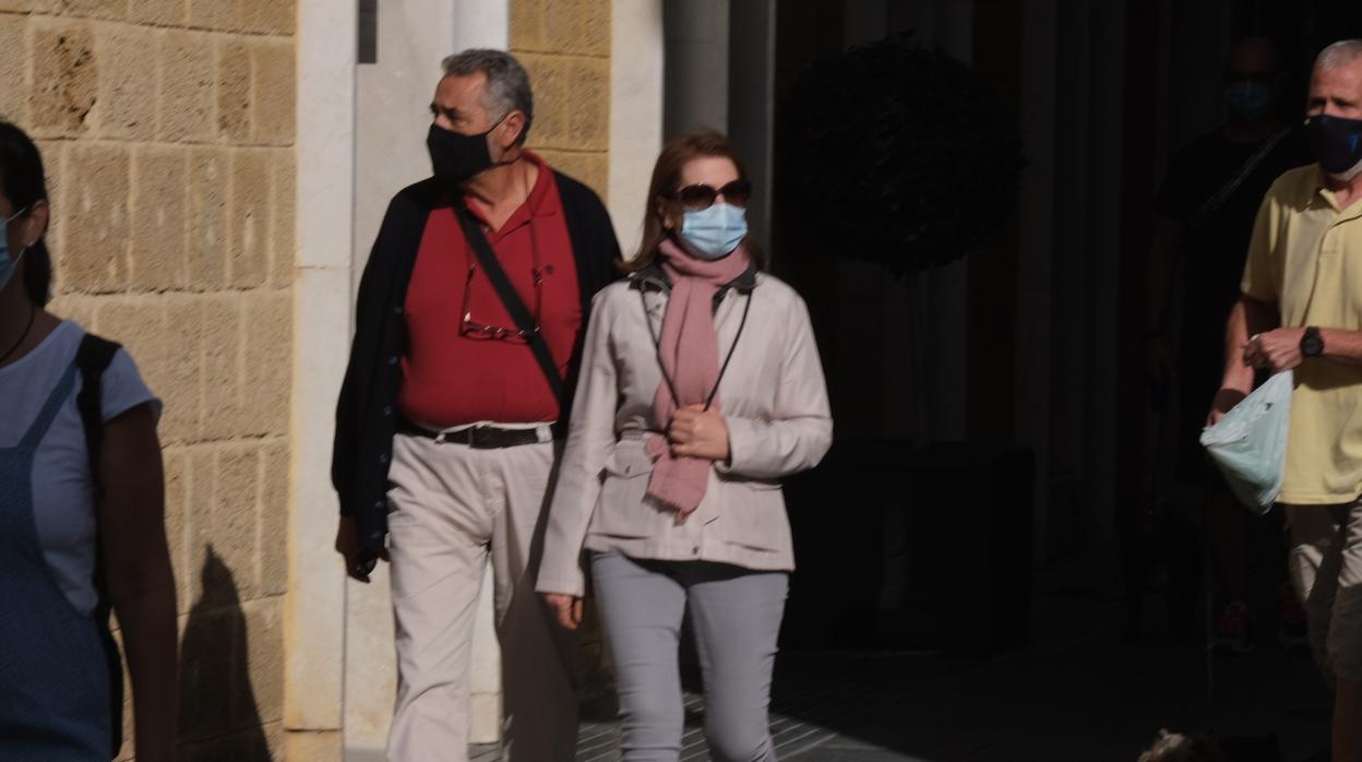 Ciudadanos paseando por Cádiz.