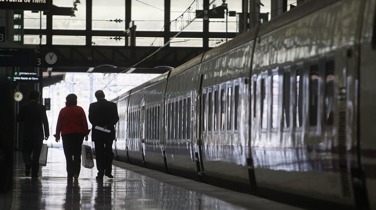 Interior de la estación de trenes de Cádiz.