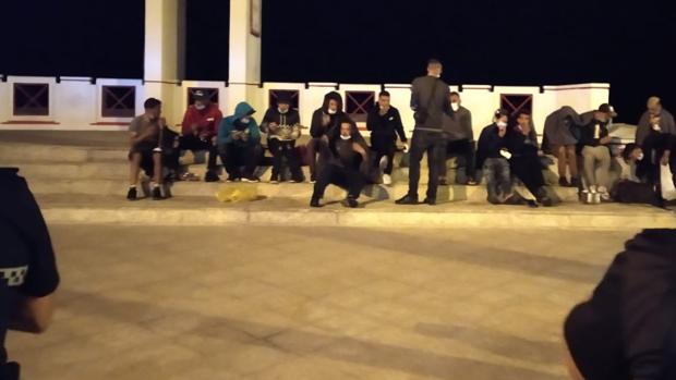 Llega una patera con una quincena de inmigrantes a la playa de Cádiz