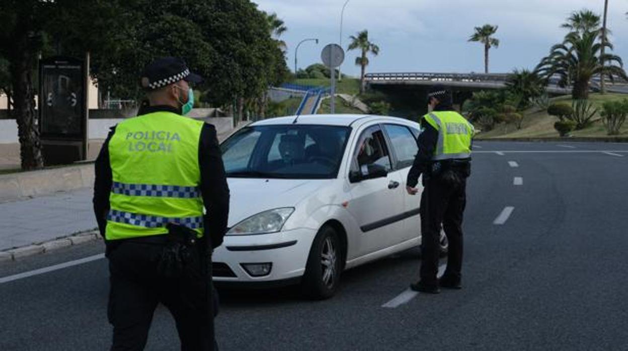 Hasta 81 denuncias en Cádiz por no llevar mascarilla o hacer botellón