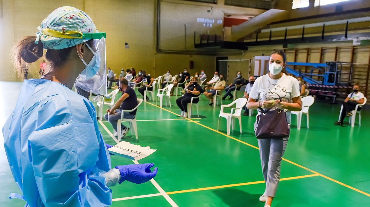 Una vecina de Utrera antes de ser sometida a un test de antígenos la semana pasada