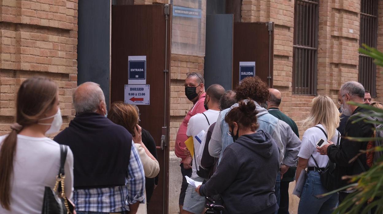 Colas registradas este jueves en la nueva oficina de Emasa.