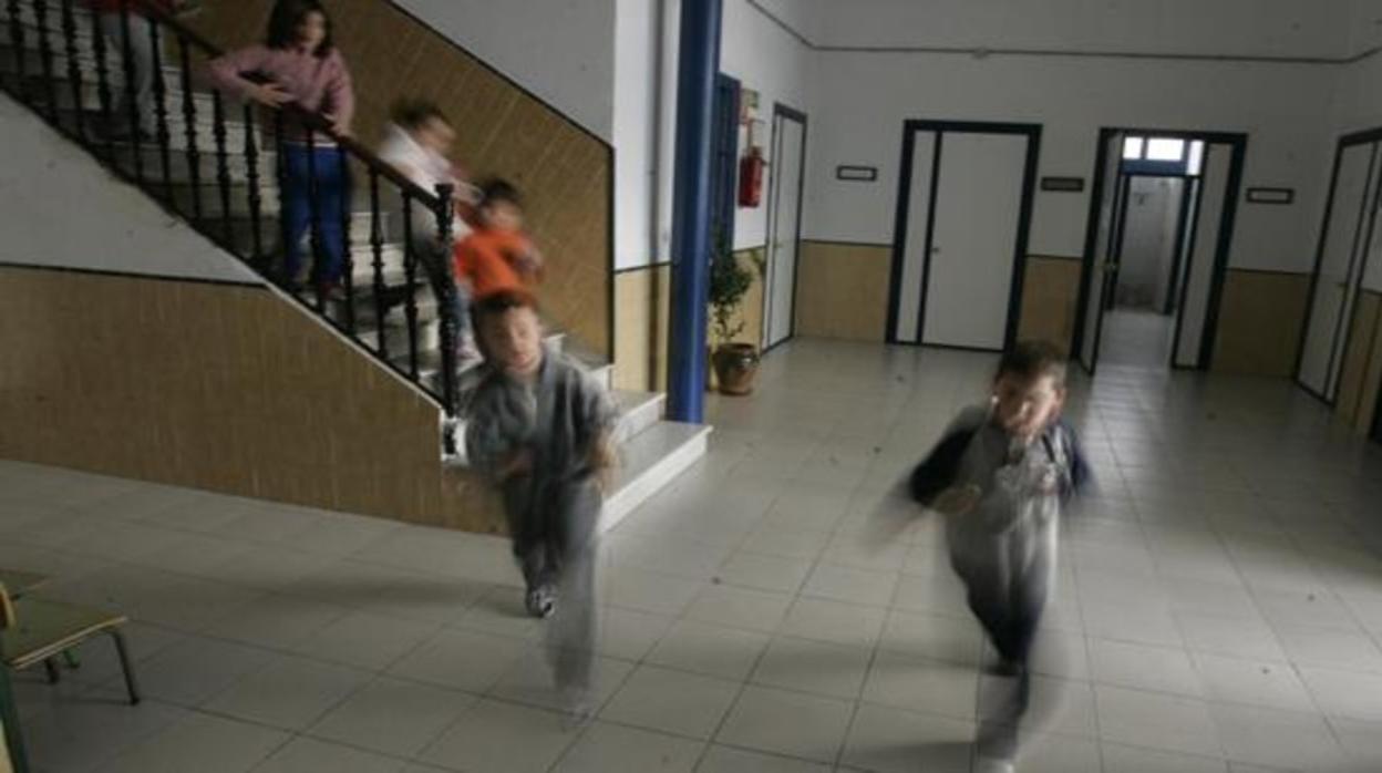 Un grupo de alumnos saliendo de un colegio.