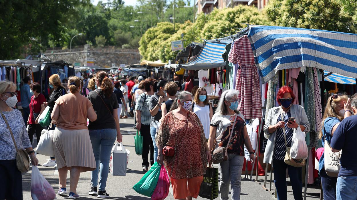 Imagen de un mercadillo de venta ambulante durante el coronavirus