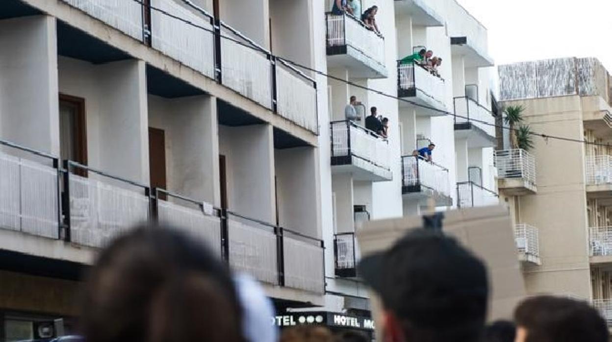 Los policías estuvieron recluidos en el hotel.