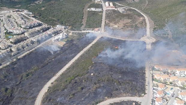 Controlado el incendio en La Línea y ya se trabaja en su extinción