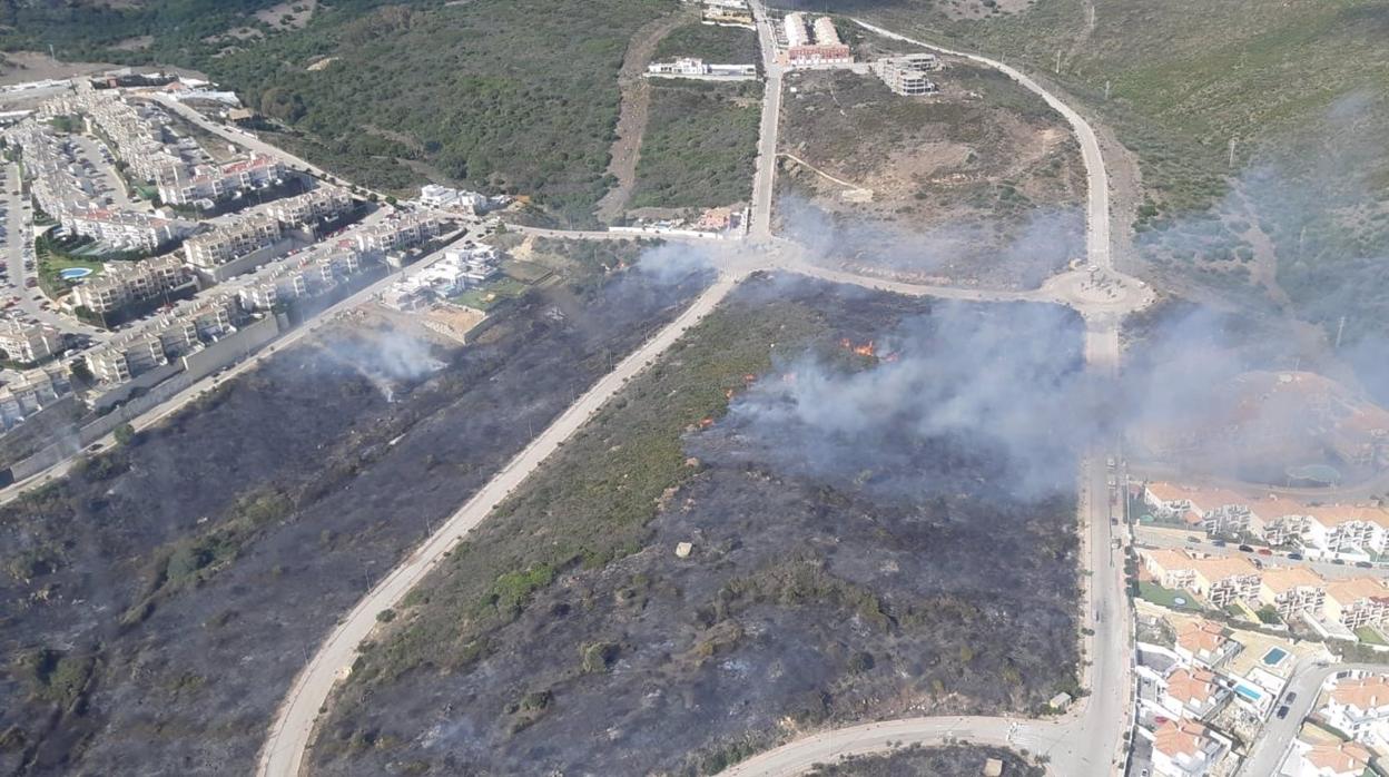 Controlado el incendio en La Línea y ya se trabaja en su extinción