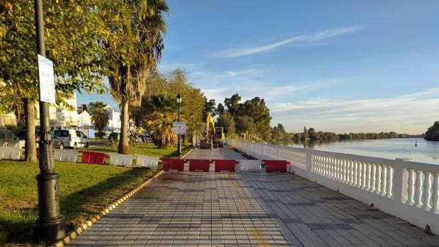 Comienzan las obras de reparación del paseo fluvial de Coria del Río por valor de 200.000 euros