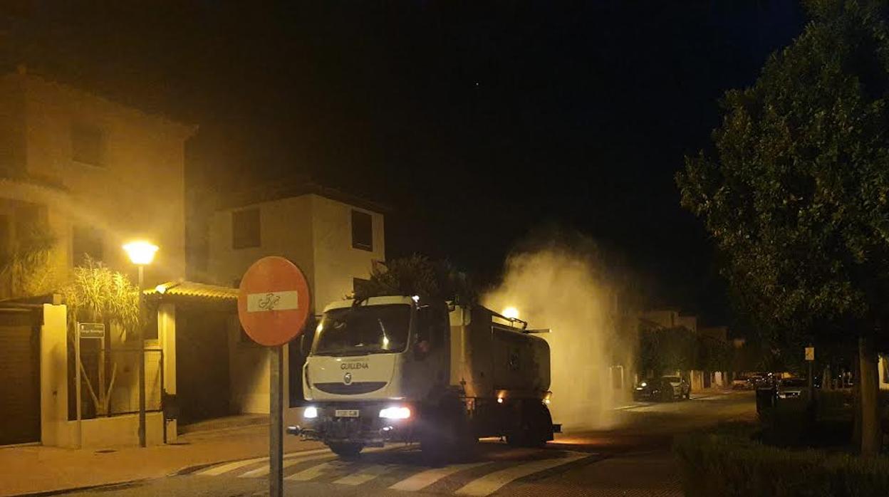 Un camión desinfecta una de las calles de Guillena