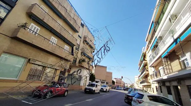 Un cartel luminoso de «Feliz Navidad» se desprende en Utrera y cae en mitad de la calle