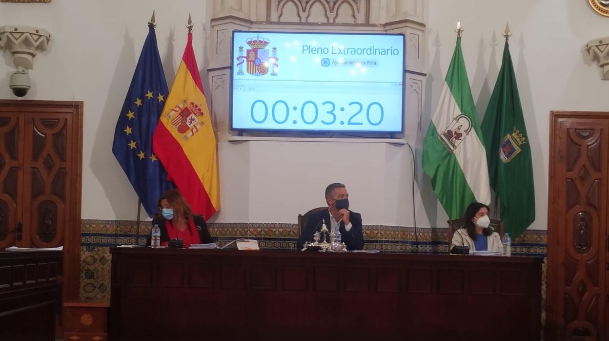 El alcalde de Rota, Javier Ruiz Arana, durante la sesión de pleno del jueves