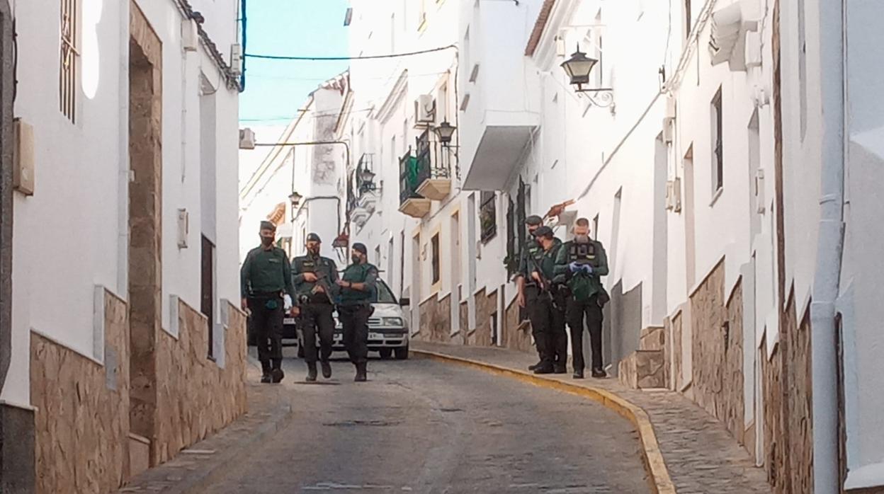 Agentes de la Guardia Civil, durante los registros, este jueves.