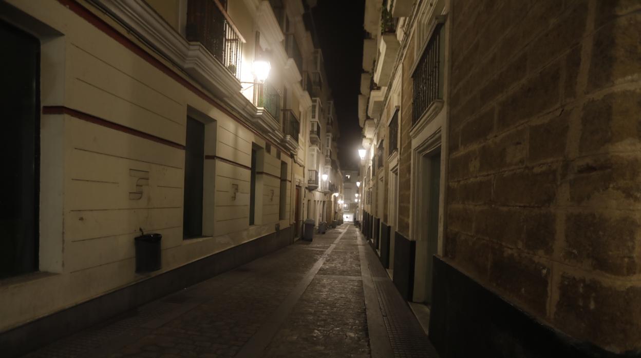 Imagen de las calles de Cádiz vacías durante el toque de queda.