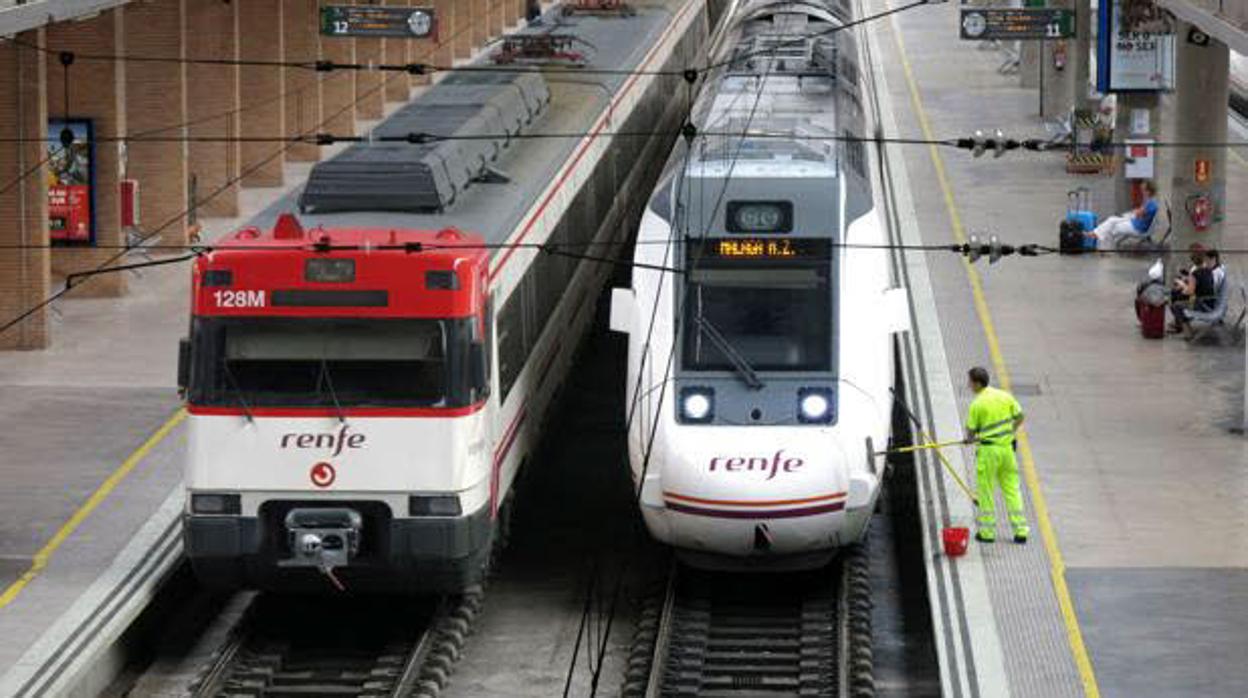 Trenes en la estación de Cádiz.