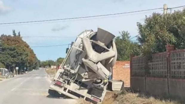 Recogen firmas para exigir mejoras en la Carretera del Marquesado, en Chiclana