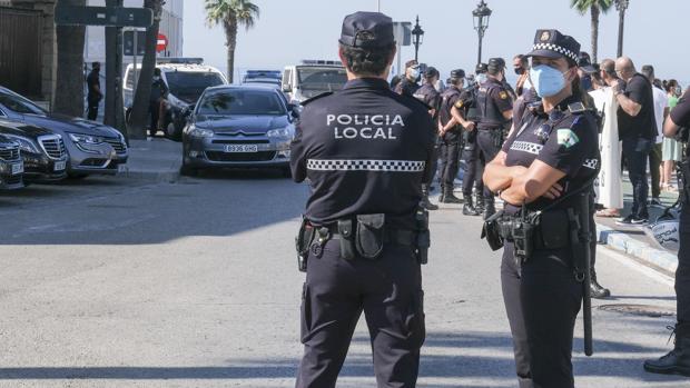 La lentitud en la negociación del Ayuntamiento de Cádiz y su Policía complica el control del toque de queda