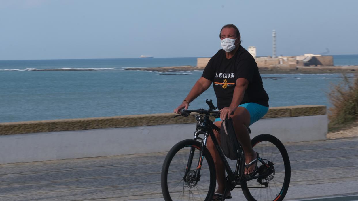 Un vecino pasea en bicicleta por Cádiz