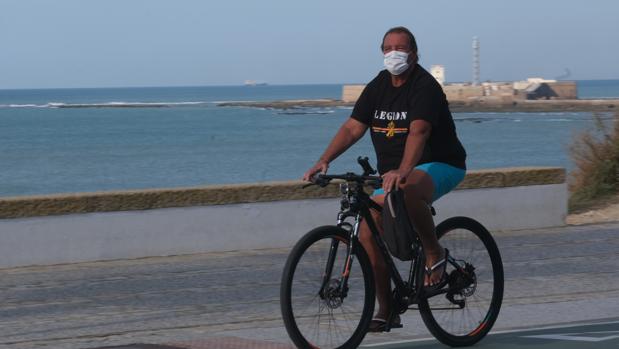 Sol y buen tiempo en Cádiz para un puente con movilidad restringida