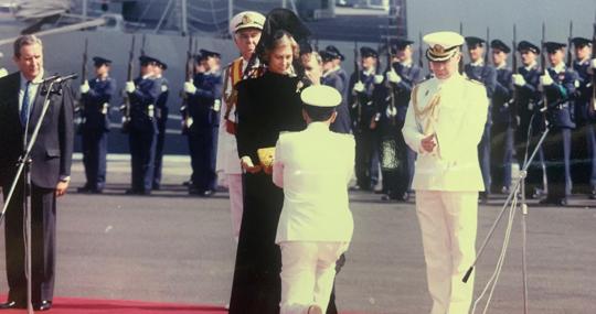 Imagen histórica de la entrega de la bandera de combate a la fragata 'Reina Sofía'.