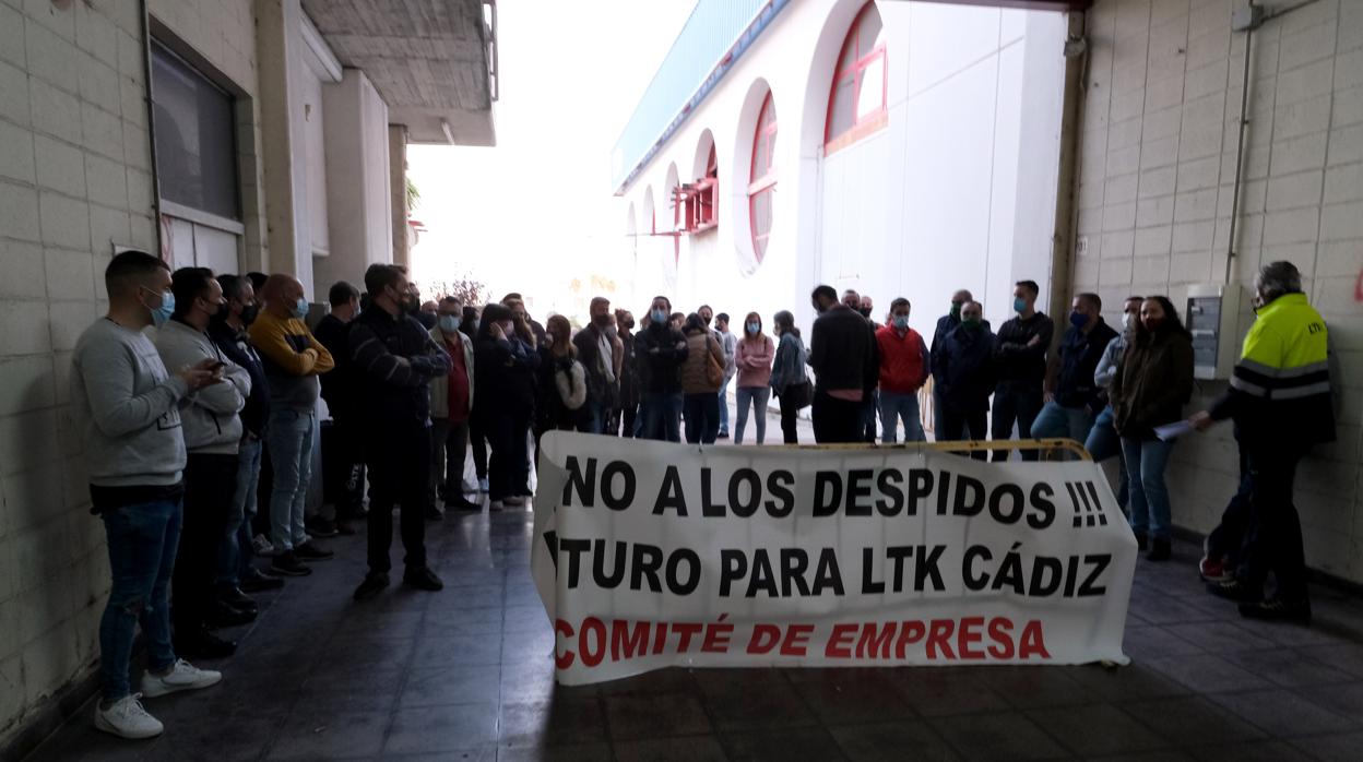 Concentración de la plantilla en las puertas de la nave en la antigua fábrica de tabaco.