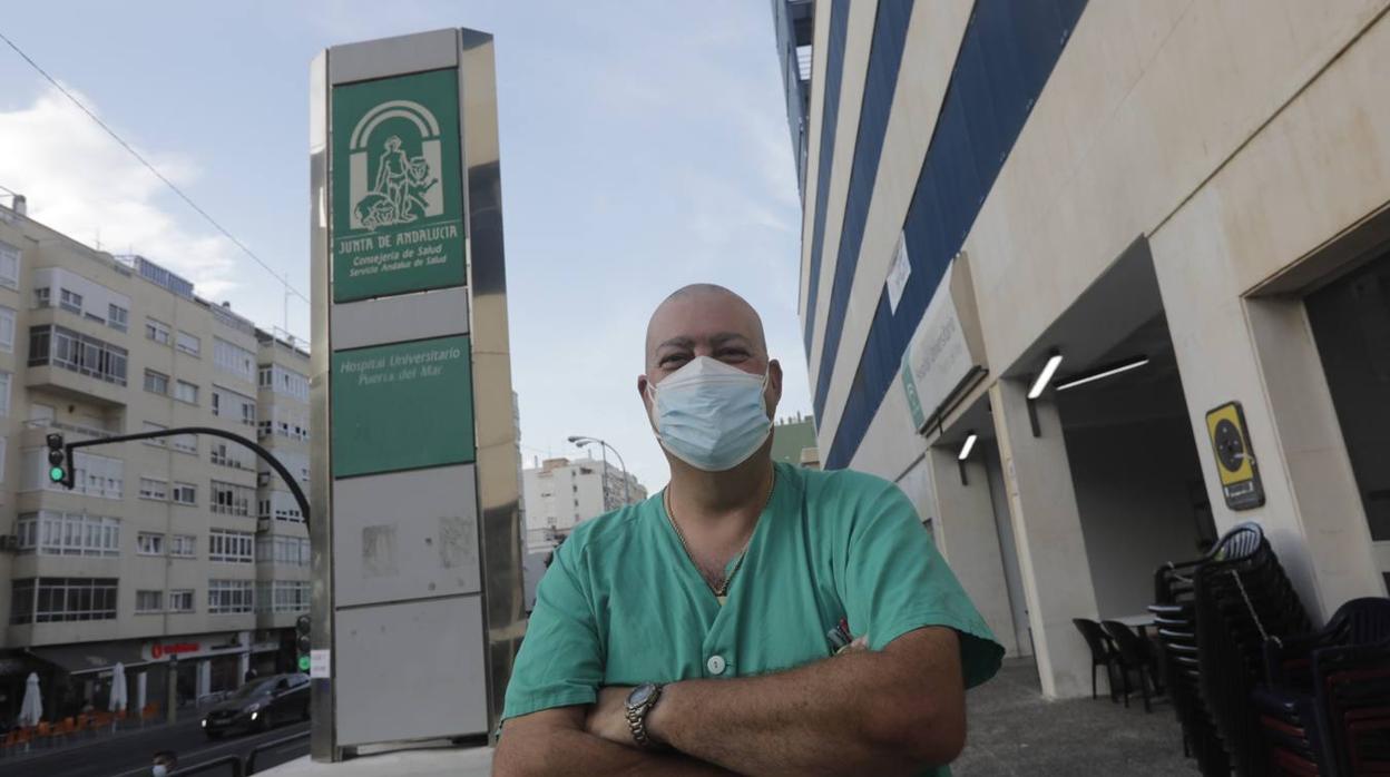 Pedro Delgado, en el acceso al hospital Puerta del Mar