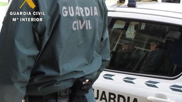 Detenido por delito de lesiones con arma blanca y por agredir a un guardia civil durante su arresto