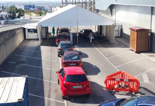 Vehículos en espera para pruebas Covid en el hospital de Jerez