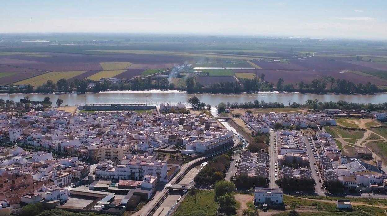 Una panorámica de Coria del Río, con el río Guadalquivir de fondo