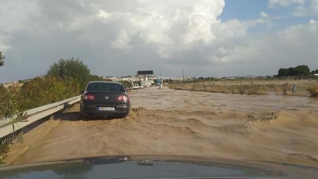 Cortados al tráfico dos tramos de la A-92 a su paso por Osuna por el desbordamiento del arroyo Salado