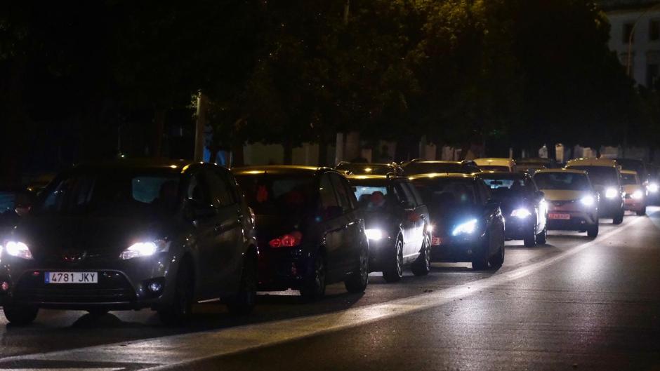 Vídeo: Caravana de coches en contra de pagar por aparcar en Cádiz